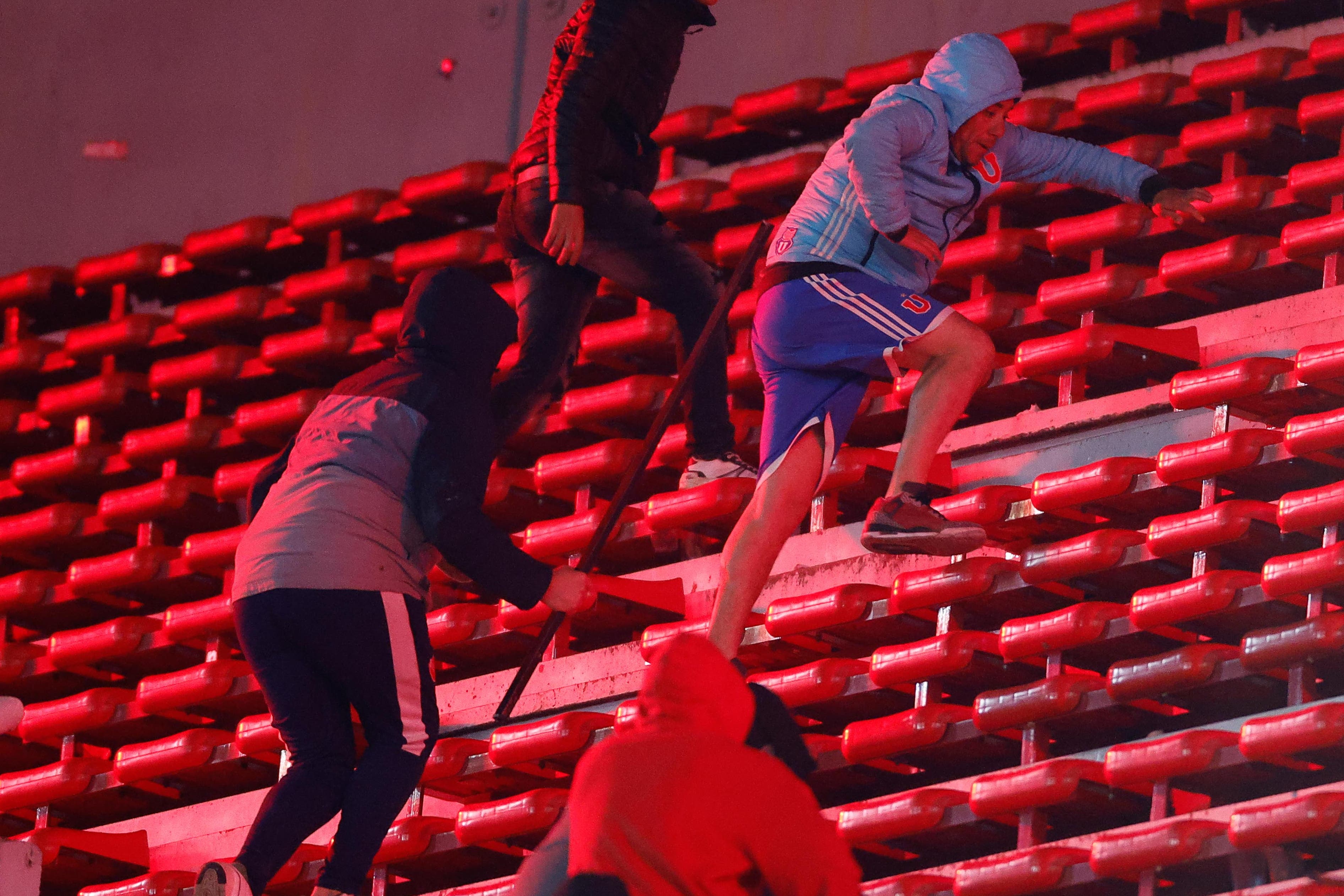 Images of the fight in the stands during the Copa Libertadores match between Independiente CA and Universidad de Chile.