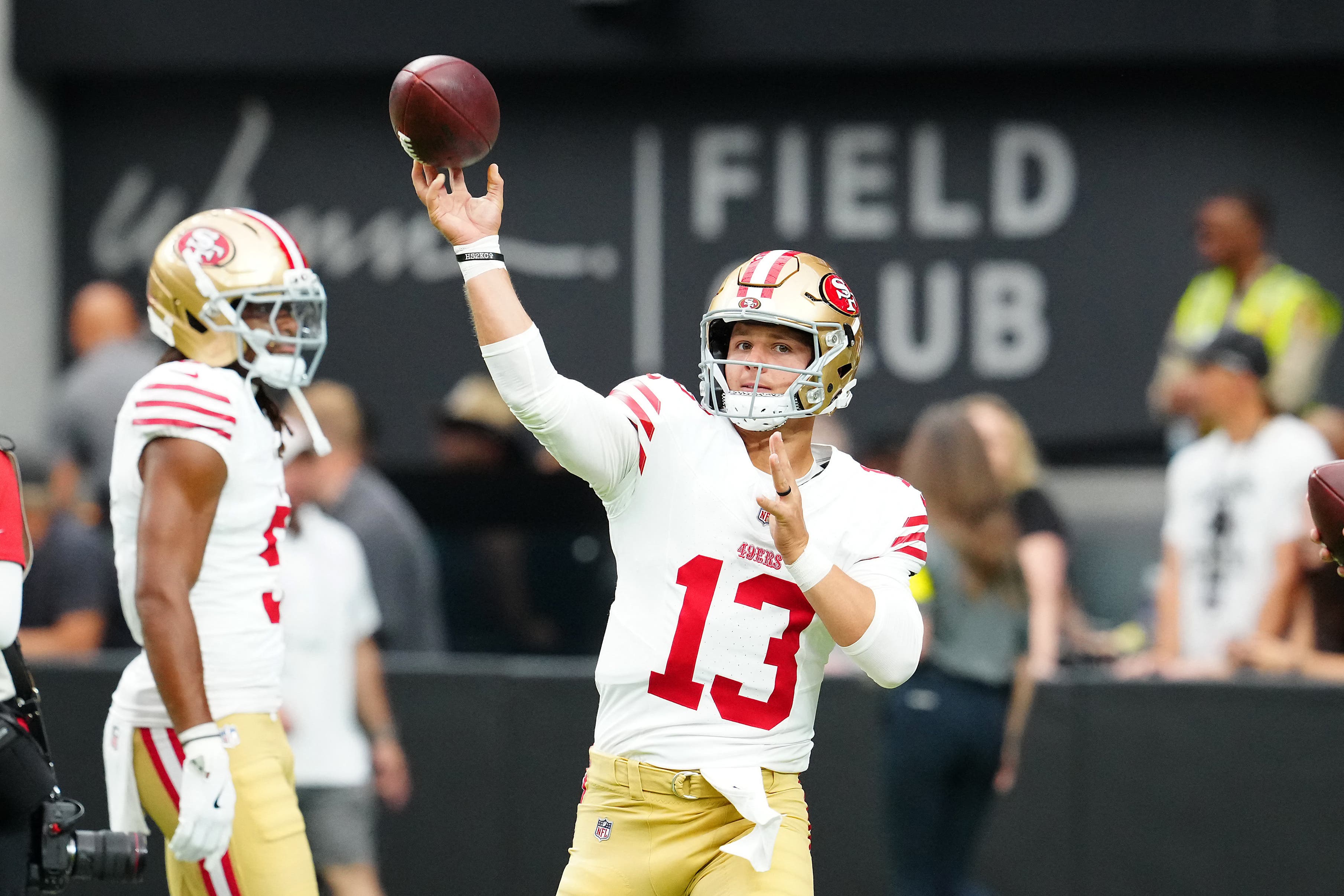 Brock Purdy lanza un pase durante un partido con los San Francisco 49ers.