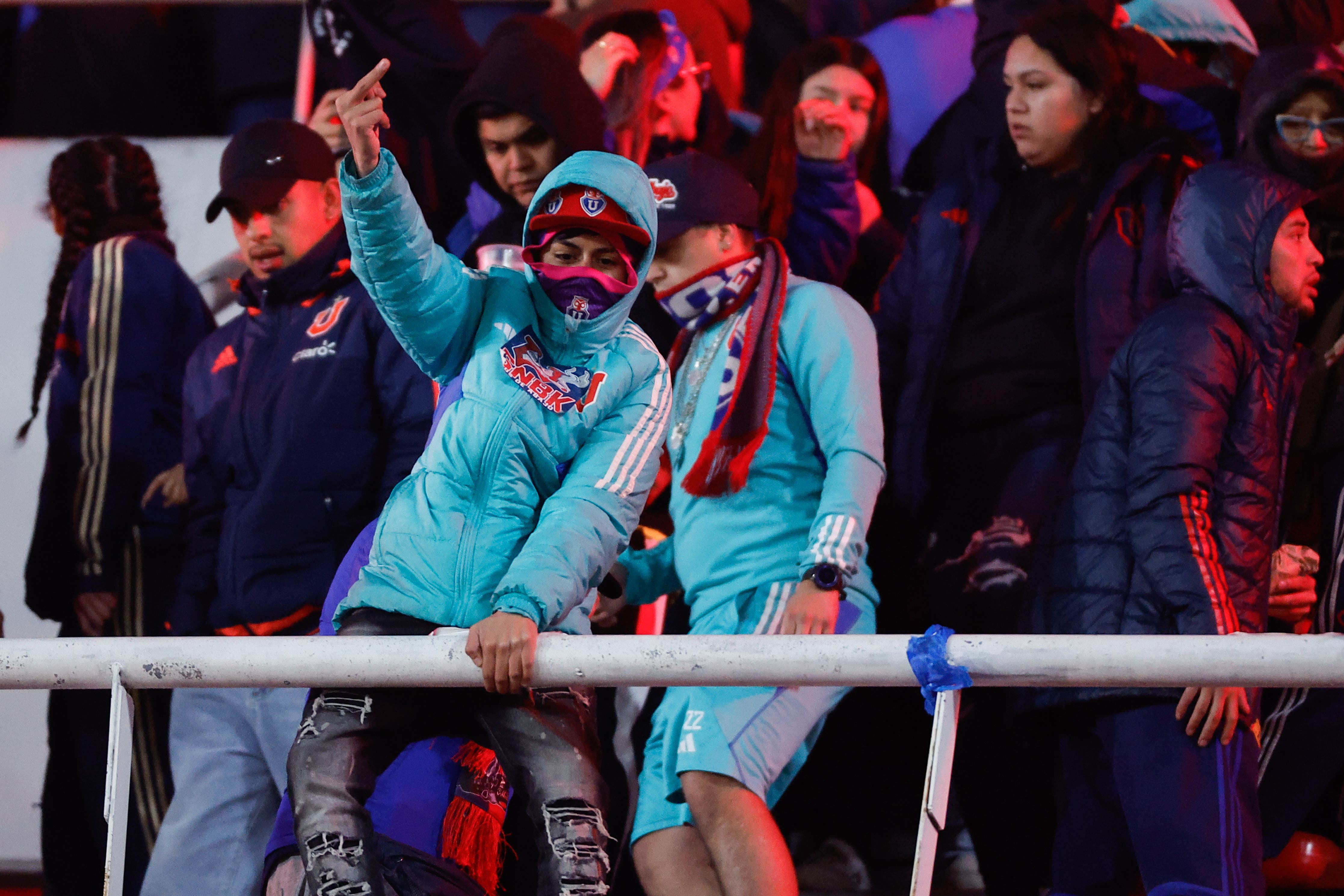 Images of the fight in the stands during the Copa Libertadores match between Independiente CA and Universidad de Chile.