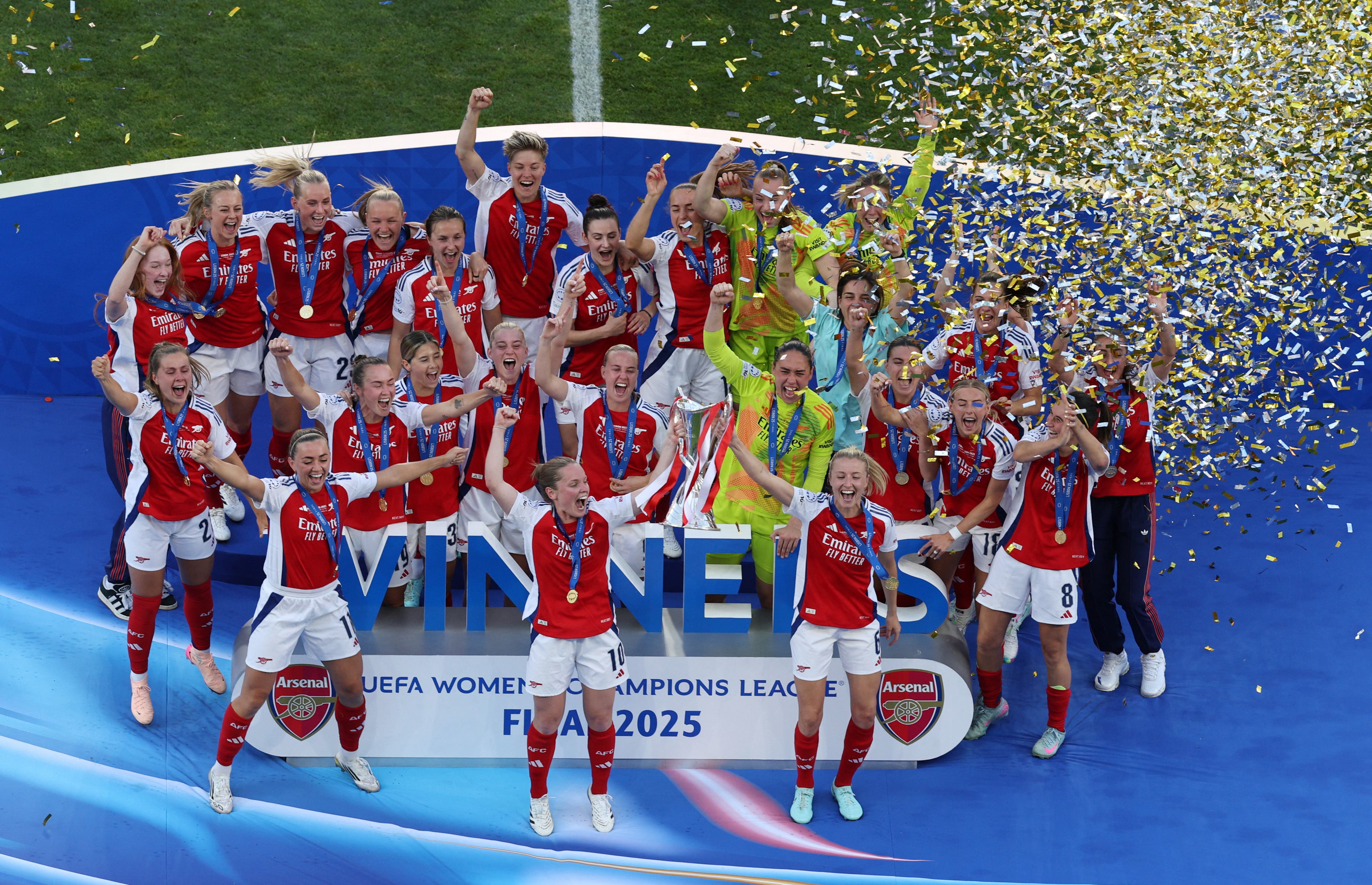 Soccer Football - Women's Champions League - Final - Arsenal v FC Barcelona - Estadio Jose Alvalade, Lisbon, Portugal - May 24, 2025 Arsenal's Kim Little and Leah Williamson lift the trophy as they celebrate with teammates after winning the Champions League REUTERS/Violeta Santos Moura