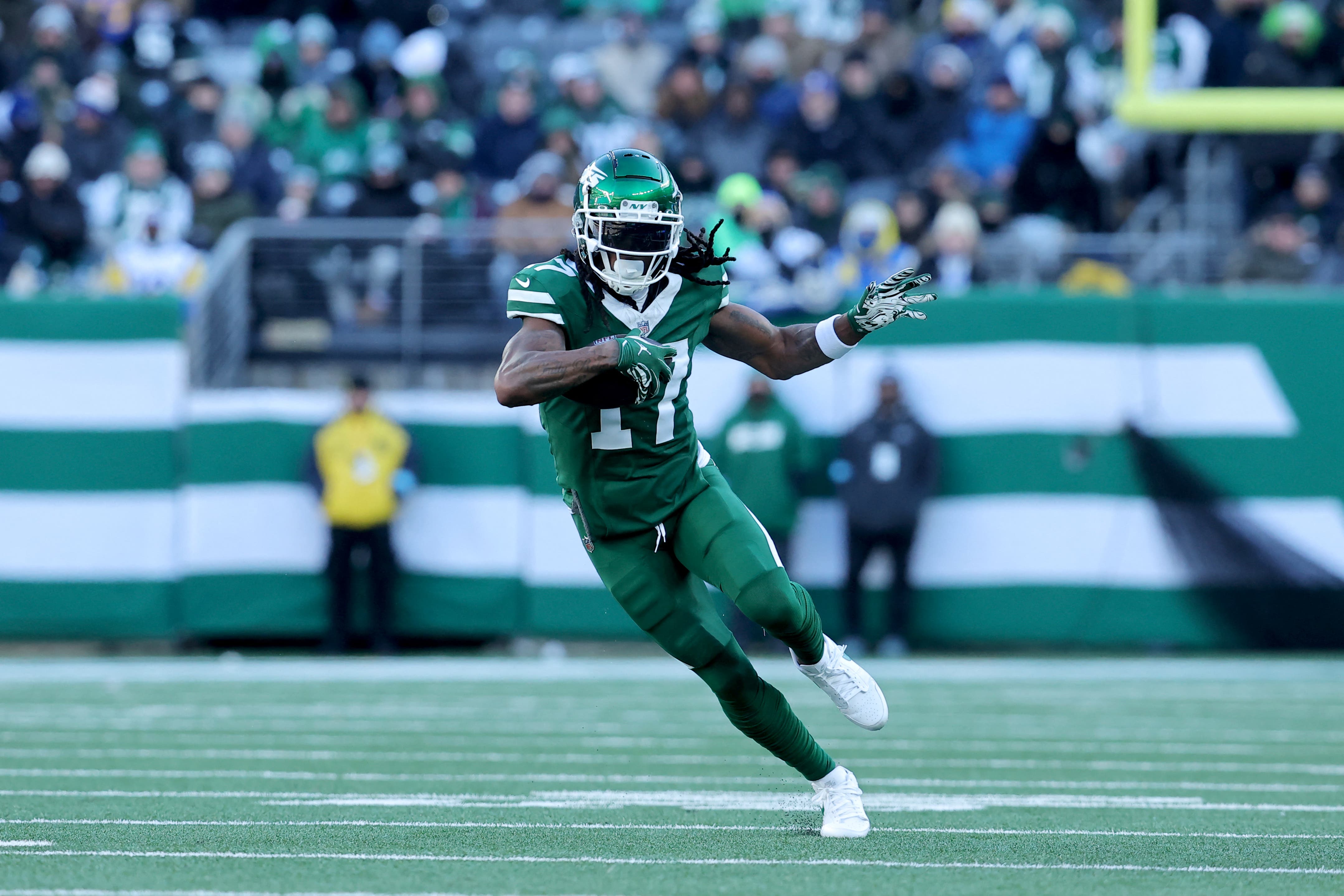 New York Jets wide receiver Davante Adams (17) runs with the ball against the Los Angeles Rams 