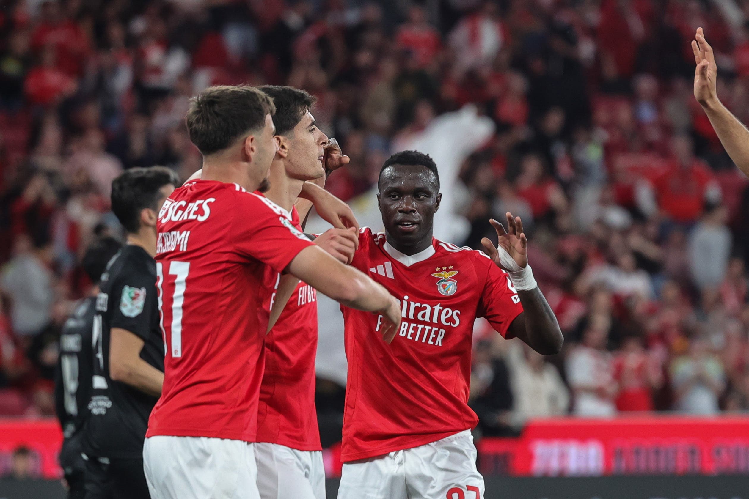 Lisbon (Portugal), 23/04/2025.- Benfica's Antonio Silva (C) celebrates scoring the 1-0 goal during the Portuguese Cup soccer match between SL Benfica and FC Tirsense, Lisbon, Portugal, 23 April 2025. (Lisboa) EFE/EPA/MANUEL DE ALMEIDA
