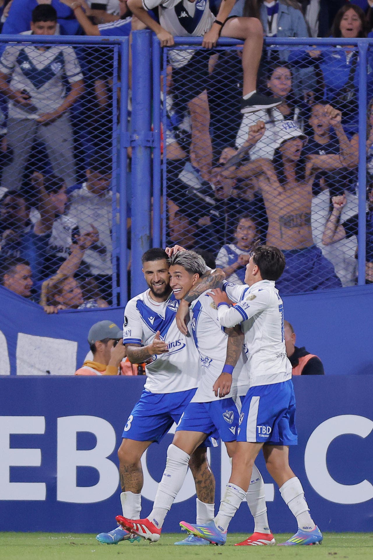 Jugadores de Vélez celebran un gol este miércoles, en un partido de la fase de grupos de la Copa Libertadores entre Vélez Sarsfield y Peñarol en el estadio José Amalfitani en Buenos Aires