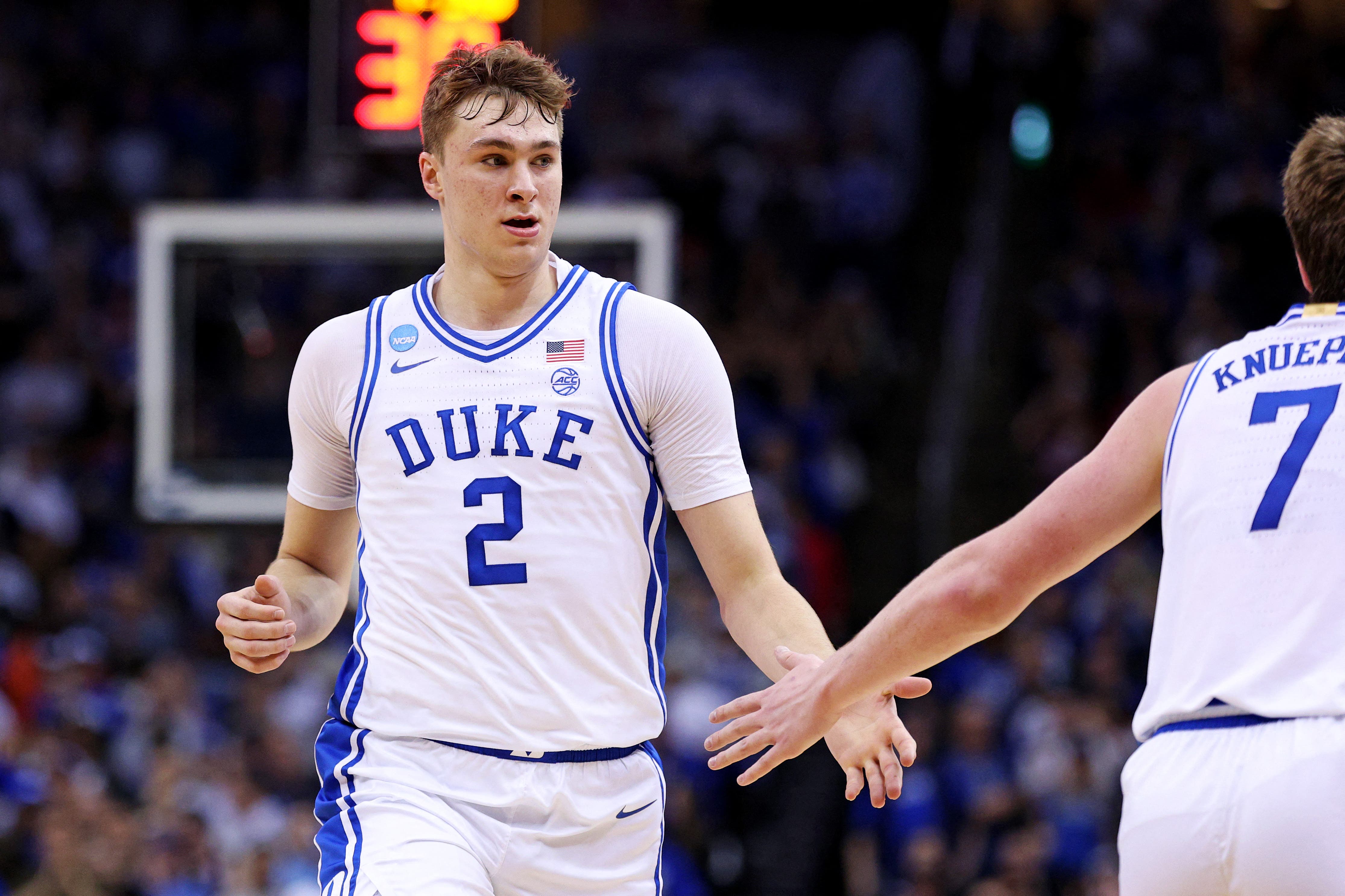 Cooper Flagg de los Duke Blue Devils en el Torneo de la NCAA, Regional del Este, contra Alabama.