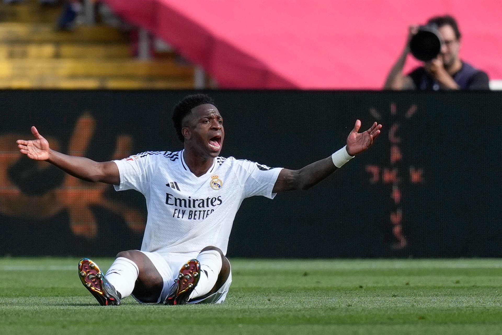 El delantero del Real Madrid Vinicius Jr reclama una falta durante el partido de la jornada 35 de LaLiga EA Sports entre el Barcelona y el Real Madrid