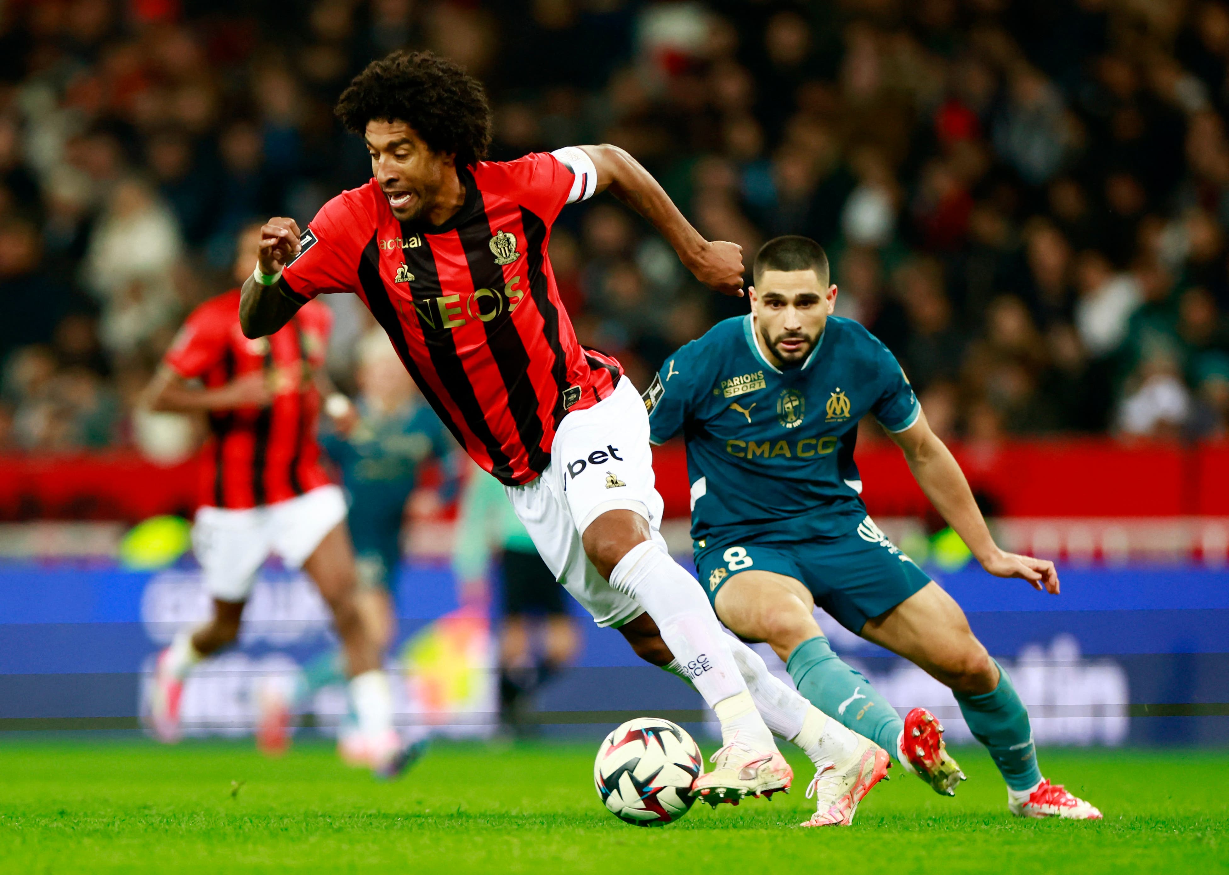 Soccer Football - Ligue 1 - OGC Nice v Olympique de Marseille - Allianz Riviera, Nice, France - January 26, 2025 Olympique de Marseille's Neal Maupay in action with OGC Nice's Dante REUTERS/Manon Cruz
