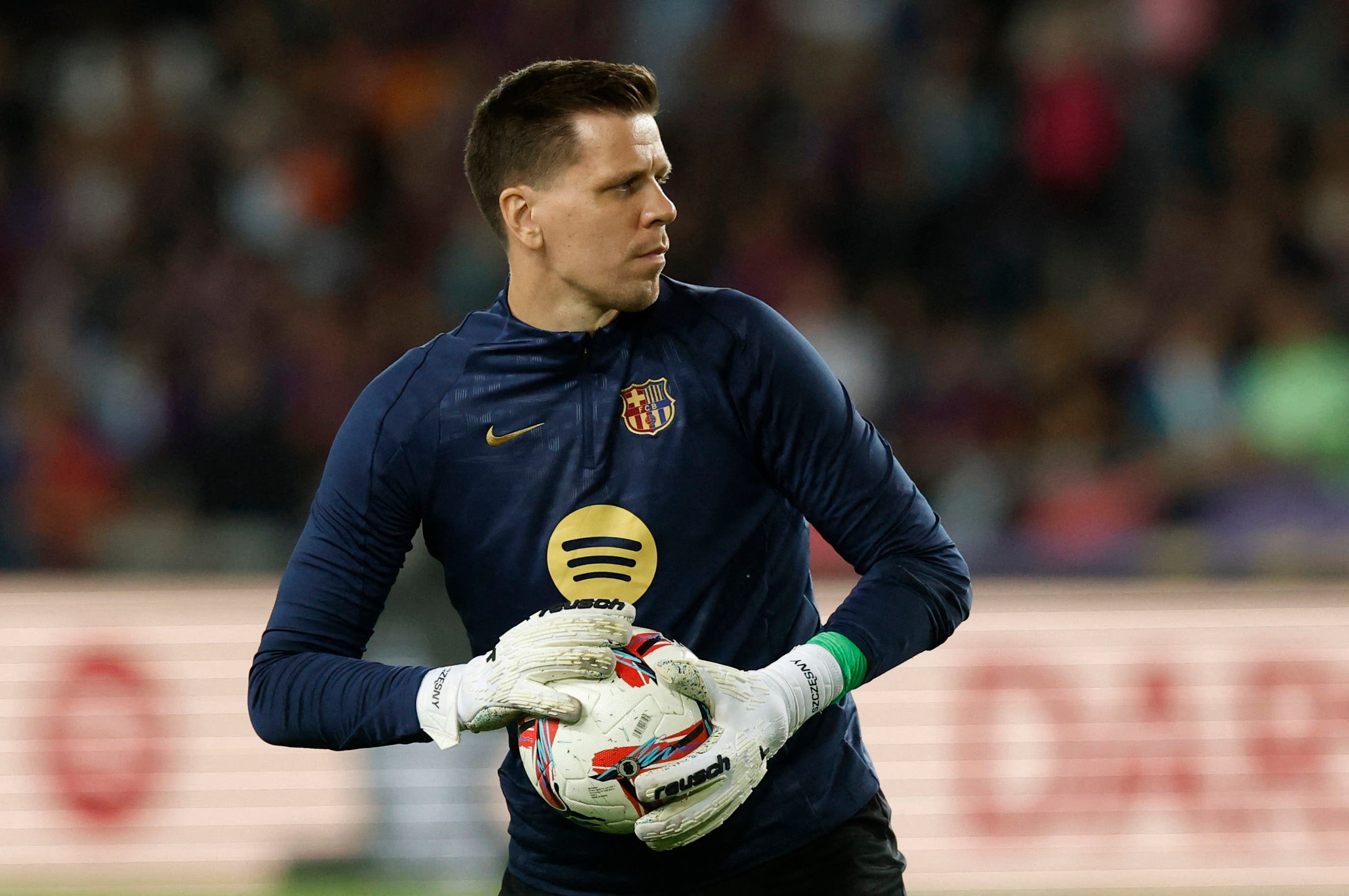 Szczesny warming up with Barcelona