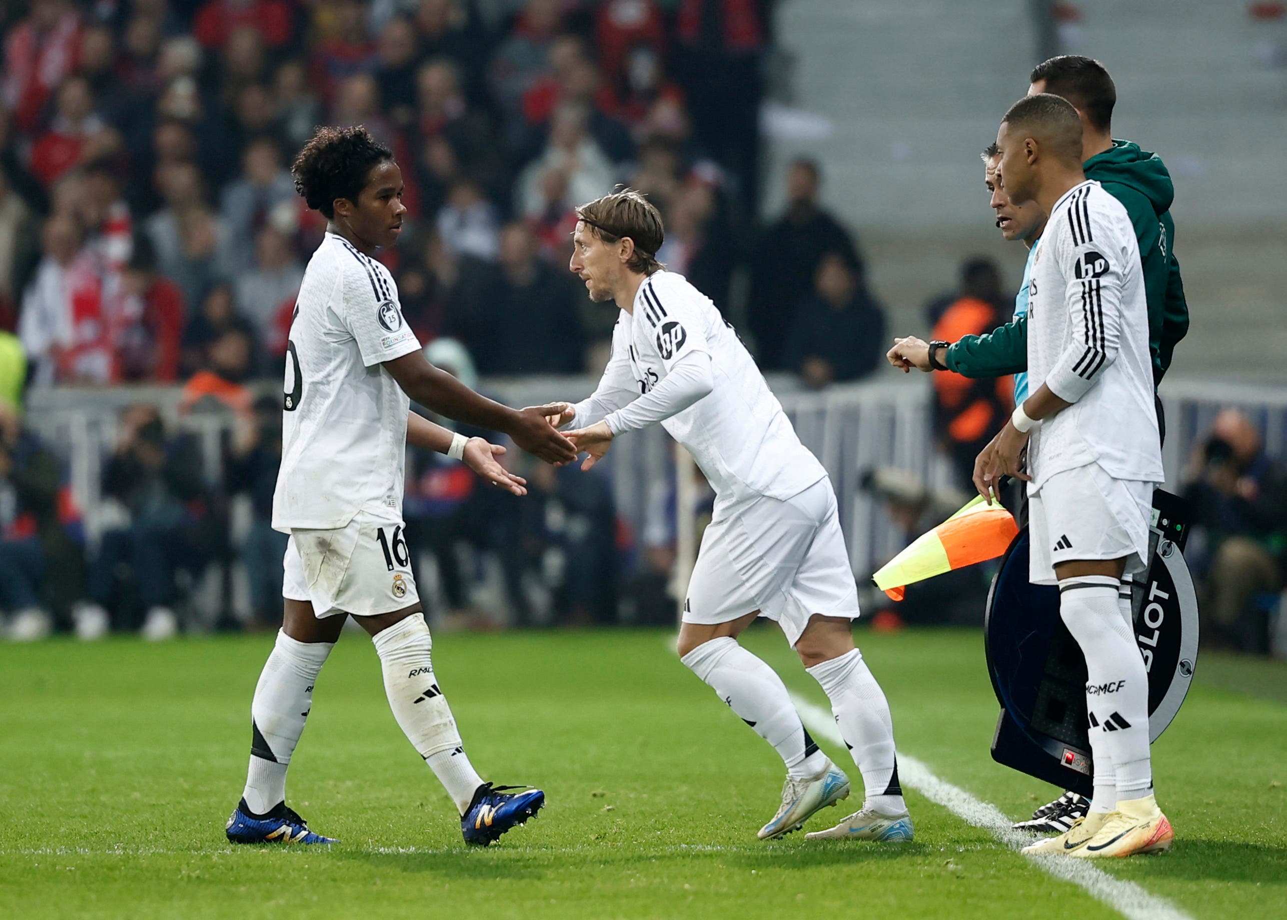 Endrick is substituted during a Real Madrid match.