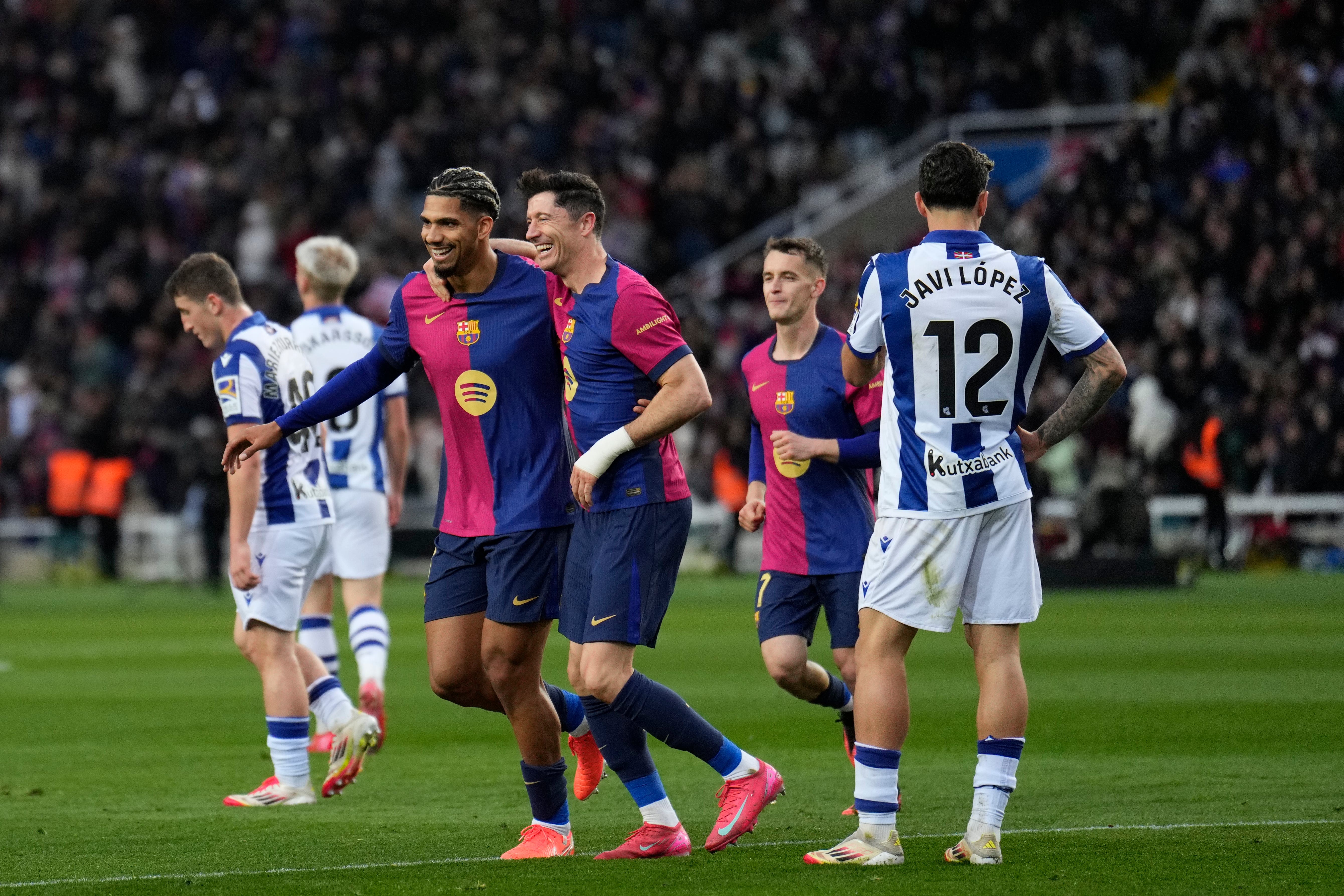 El delantero del FC Barcelona Robert Lewandowski (d) celebra con su compañero Ronald Araújo (i) tras marcar el 4-0 durante el partido de LaLiga EA Sports entre FC Barcelona y Real Sociedad