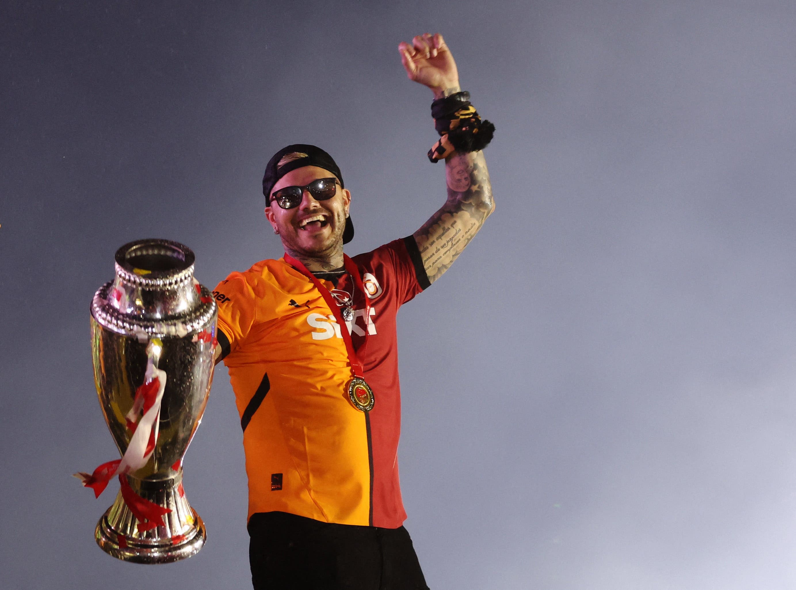 Mauro Icardi celebratin the Super Lig Title.