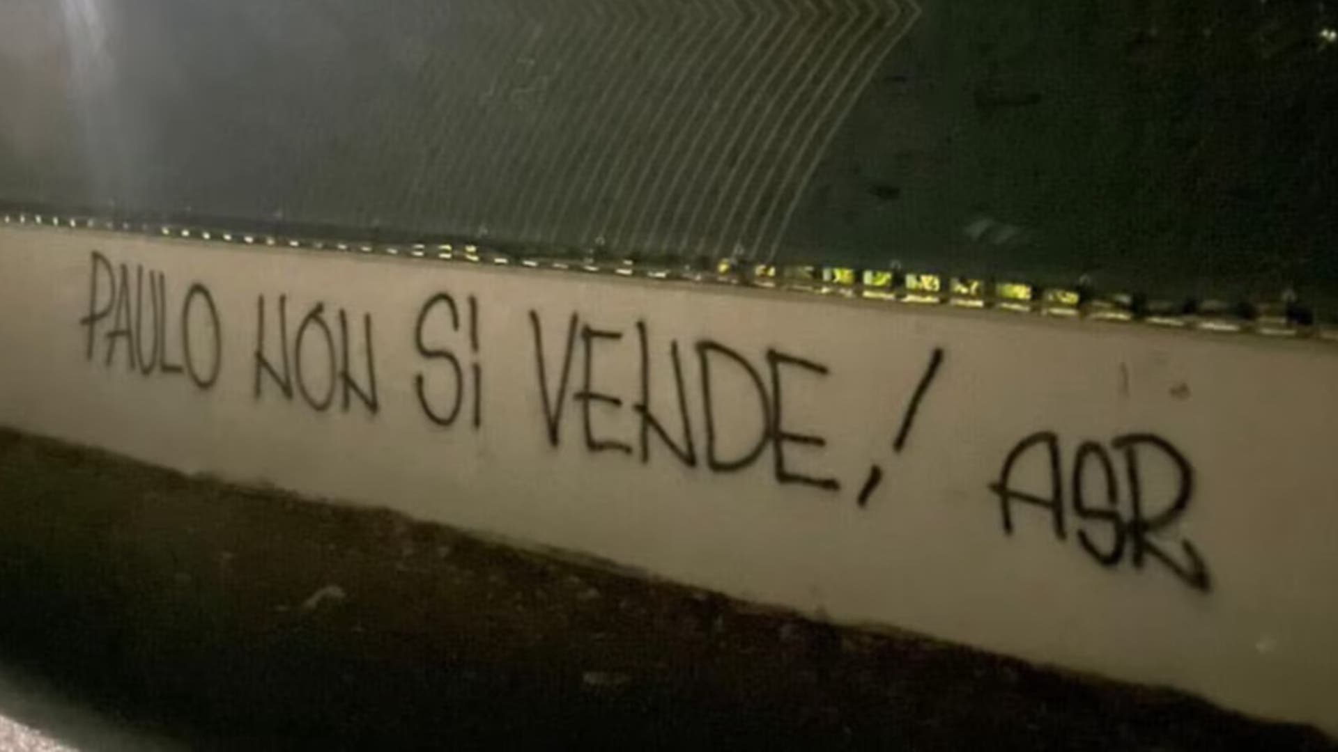 La pintada de los hinchas de la Roma.