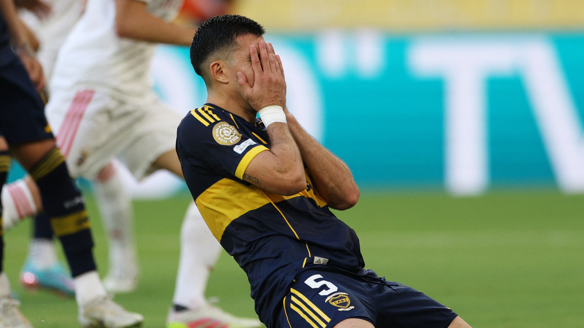 Jugador de Boca Juniors se lamenta durante su partido ante Auckland City por el Mundial de Clubes.