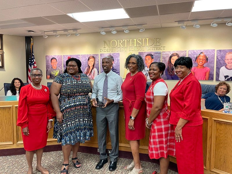 photo of Bobby Blount and women dressed in red
