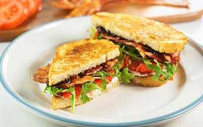 Bocadillos A La Parrilla Con Queso De Cabra, Tomate Y Tocino