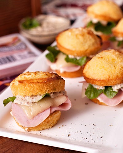 Bocadillos De Pan De Maíz, Jamón Y Queso