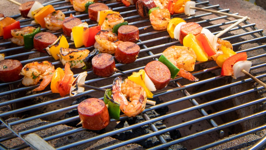 Brochetas Picantes De Salchicha Y Camarones Cajún