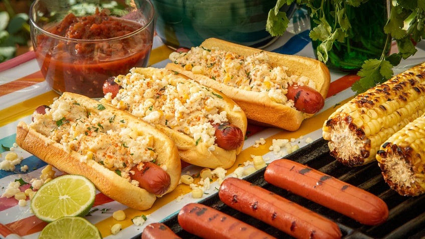 Hot Dog Mexicano Al Estilo Callejero Con Salsa De Maíz