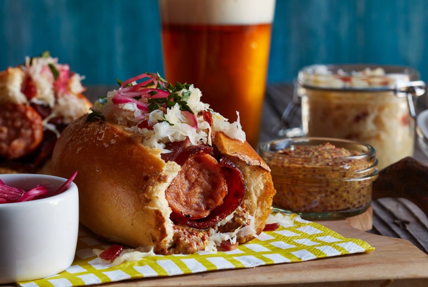 Hot Dog De Salchicha Polaca Envuelta En Tocino
