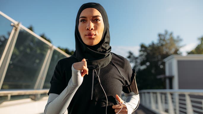 A woman looks strong and determined while exercising as she knows how long her HIIT intervals are.