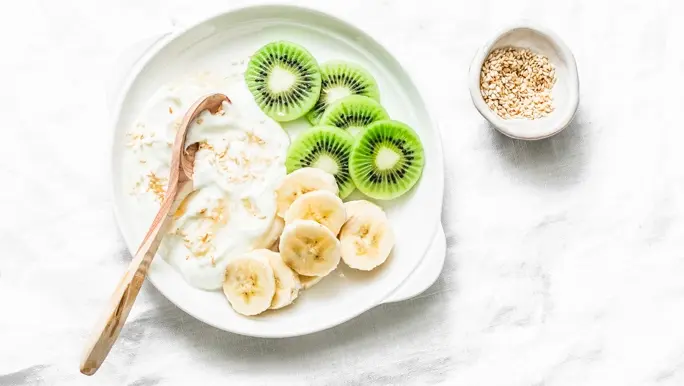 Low FODMAP fruits kiwi fruit and banana with natural yoghurt