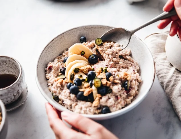 Low FODMAP winter porridge with blueberries and banana