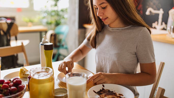  A teenager is preparing a healthy breakfast. 
