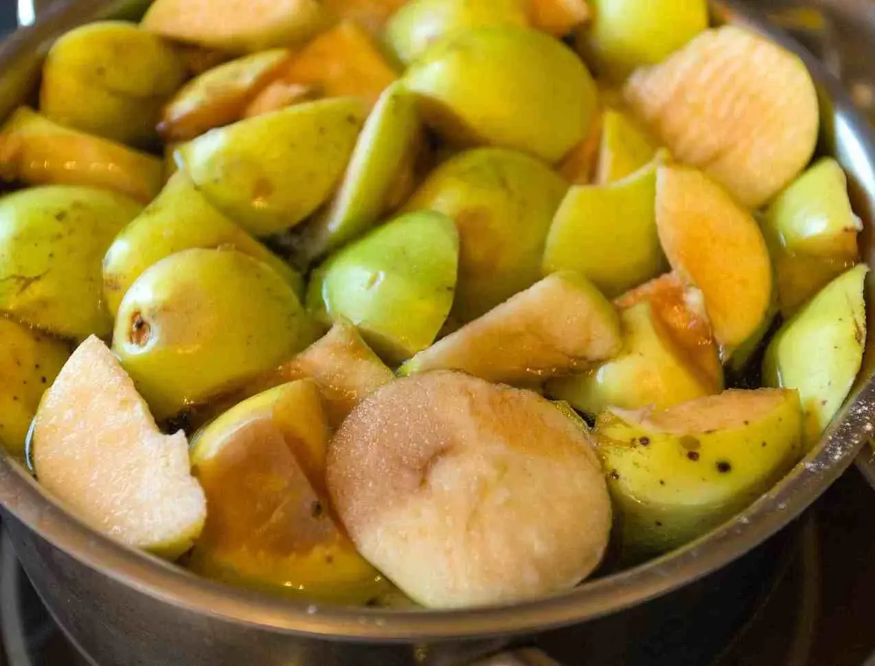 Boiled apple water trend: The science behind the Chinese medicine practice