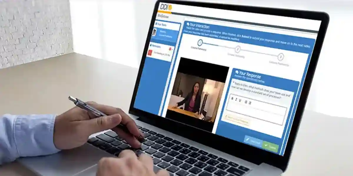 ordinateur portable affichant un écran avec une évaluation DDI pour compléter le programme de développement du leadership de ce leader