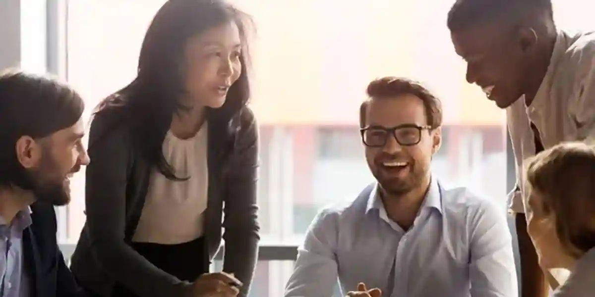 Groupe de leaders de première ligne souriants travaillant ensemble avec bonheur