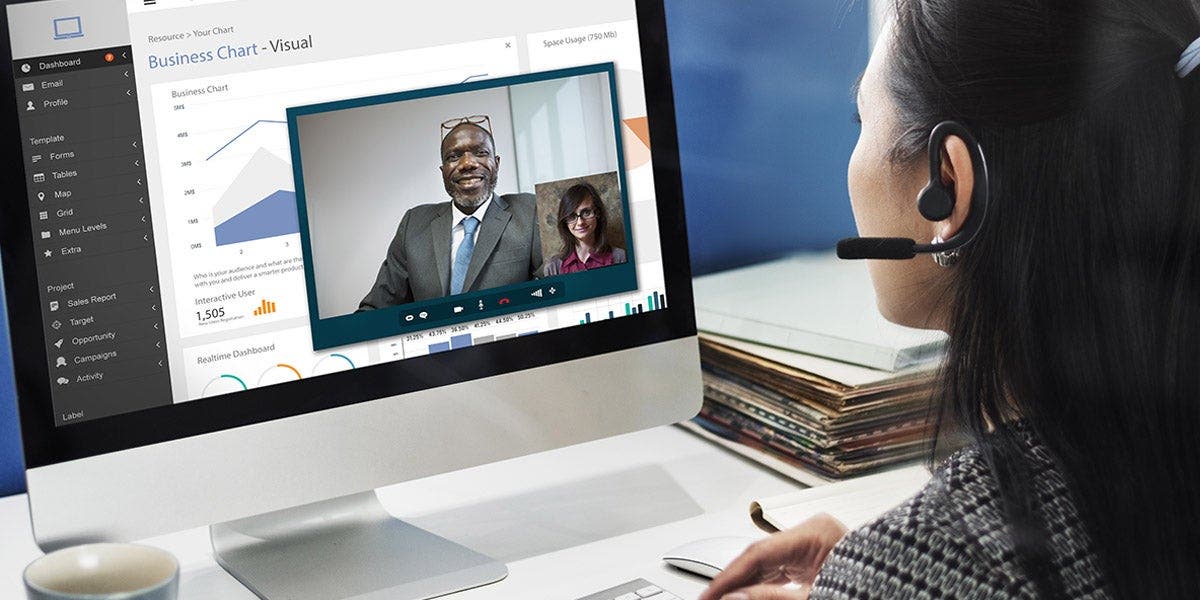 Leader having using key principles in a crisis to talk with her team member on video via computer