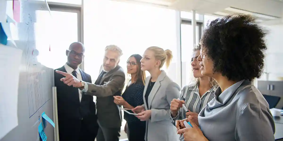 Un groupe de leaders de première ligne qui élaborent de nouvelles stratégies