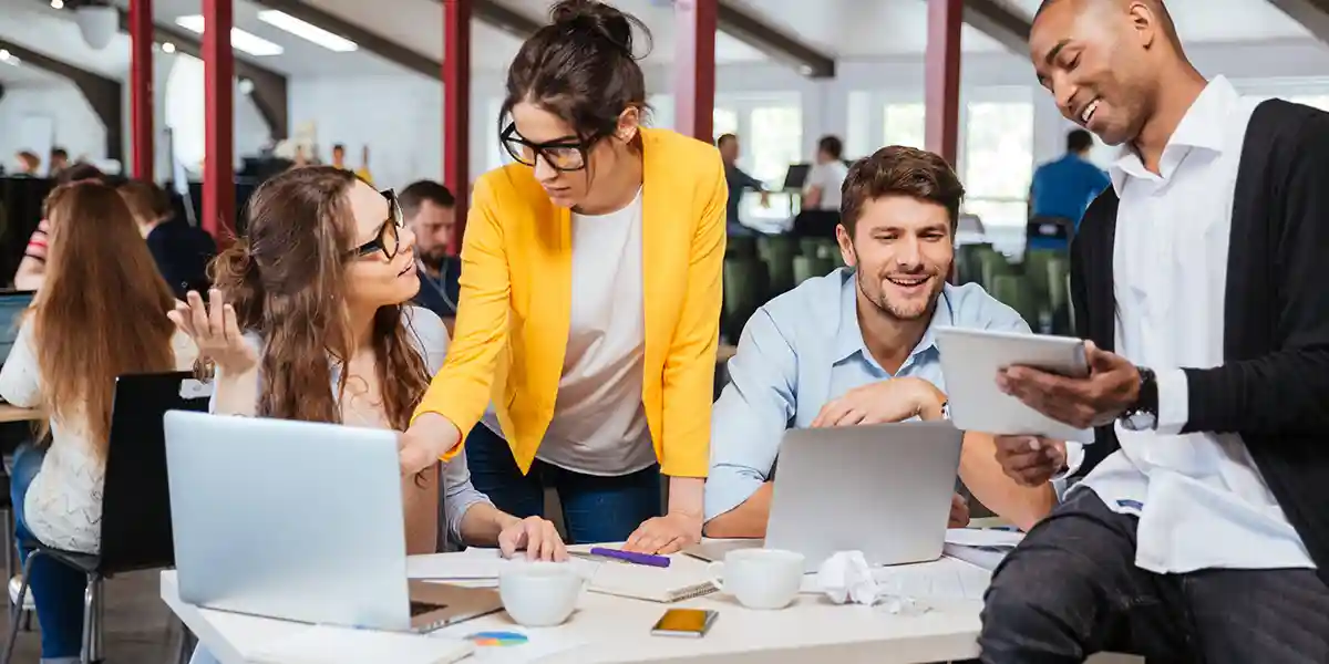 Des employés partagent leurs idées à une table de travail