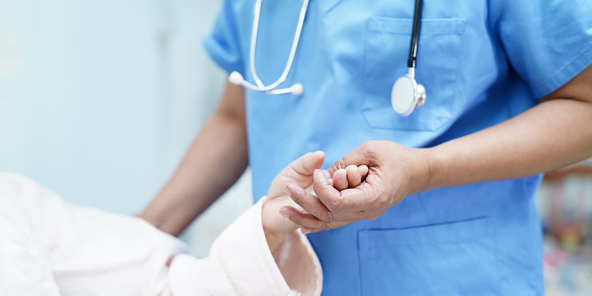Image d'un médecin tenant la main d'un patient représentant Munson Santé