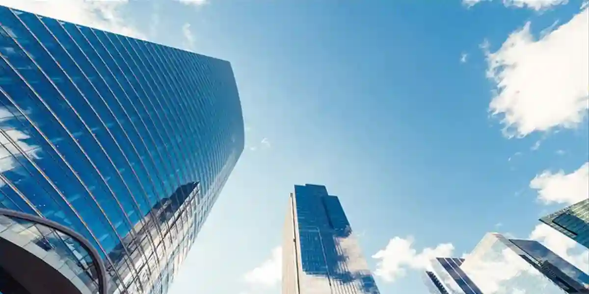 Vue de la route en regardant vers le haut plusieurs immeubles de bureaux très hauts