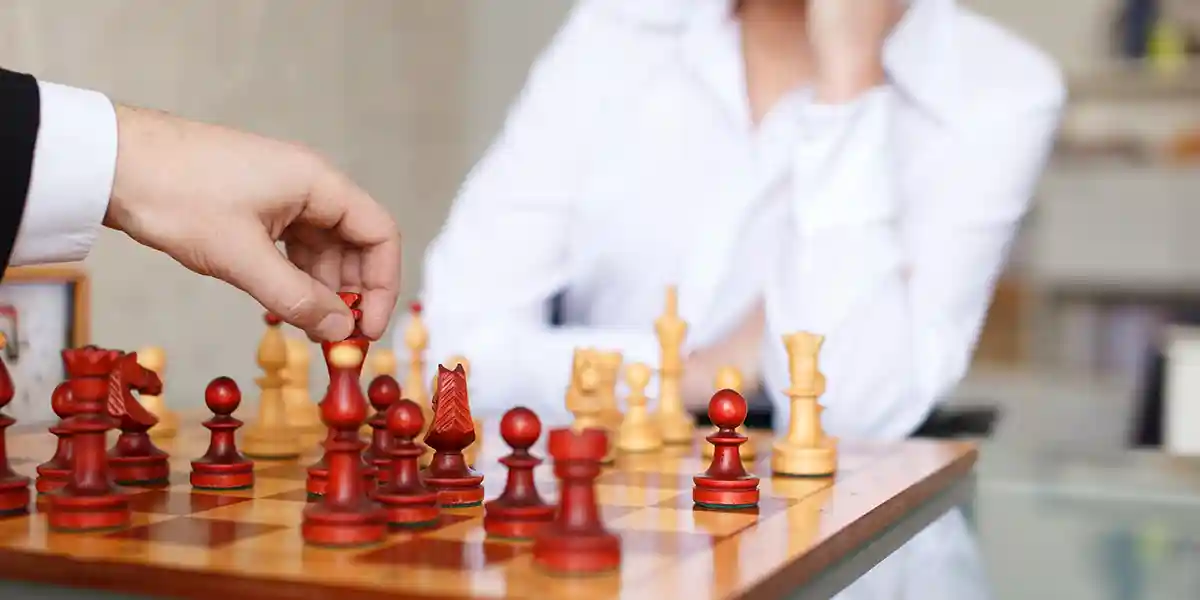 Une partie d’échecs illustrant les leaders stratégiques de première ligne