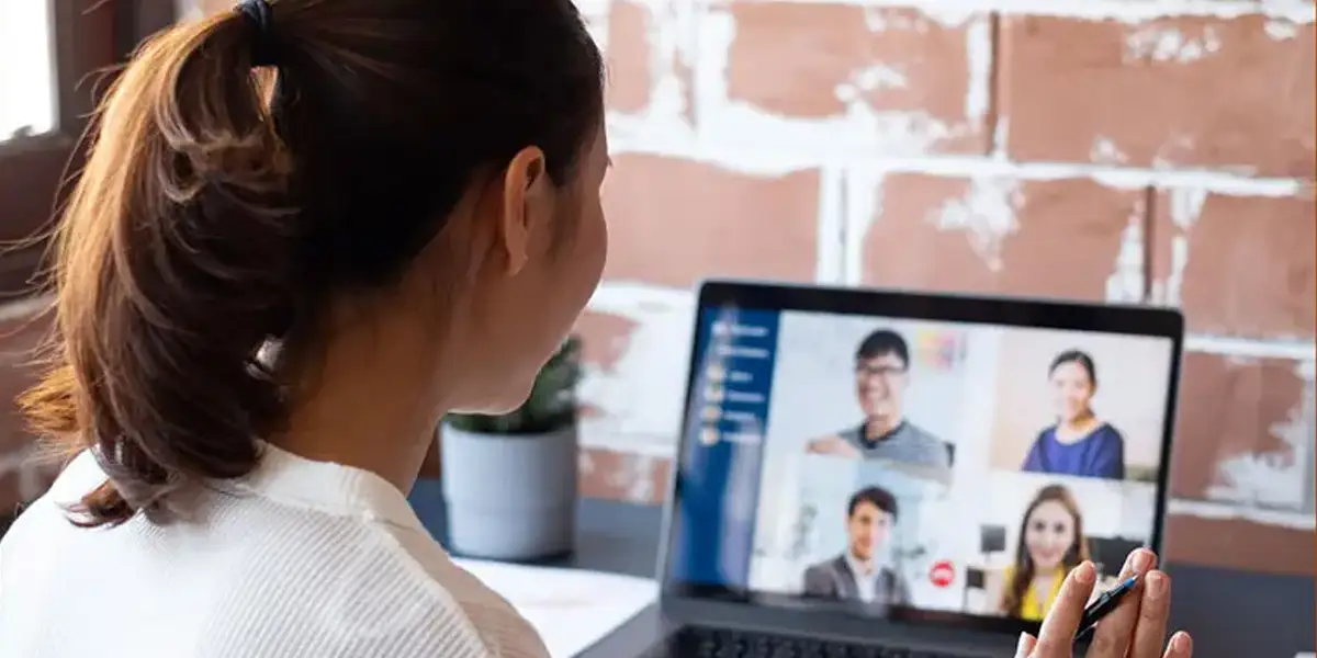 woman leader doing remote leadership training on her laptop