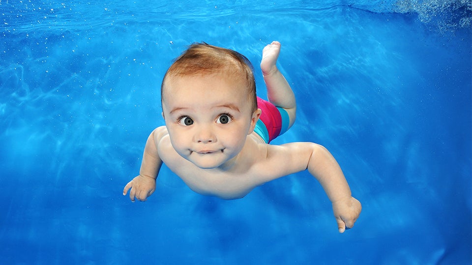 Wasserbabys Babyschwimmen unter Wasser