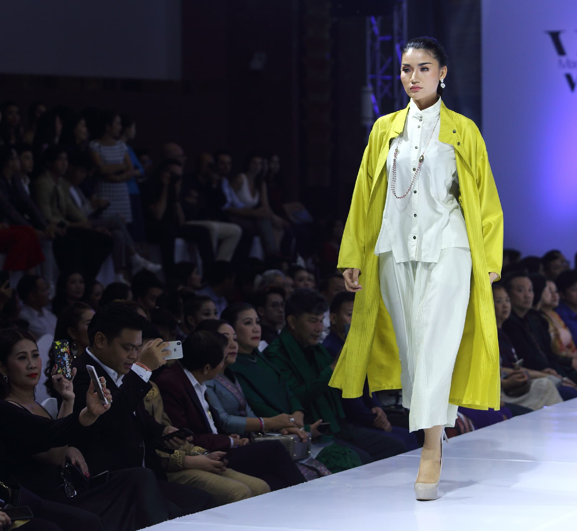 CAT WALK - RUNWAY