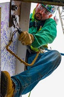 Tightening bolt to the beam