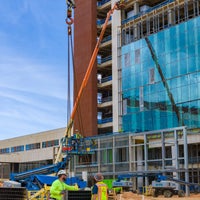 Contstruction workings with lift lifting metal parts.