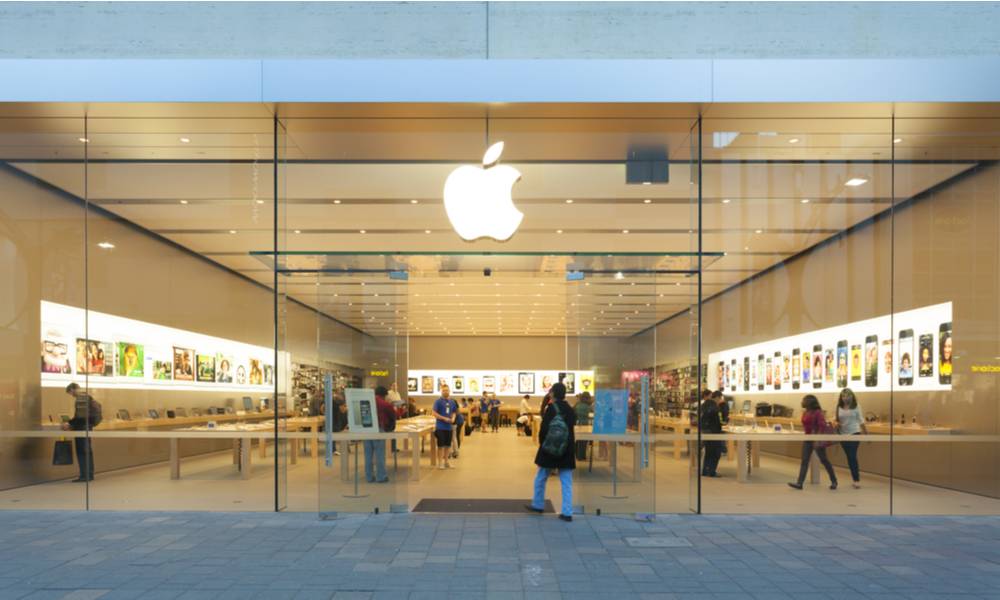 Customers in an Apple store  (1).jpg
