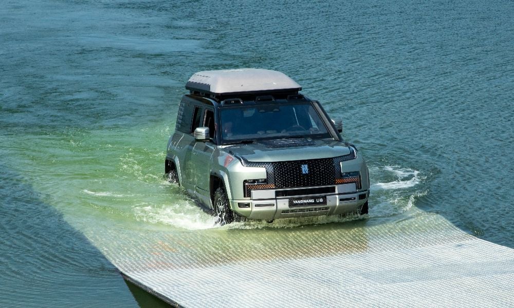 The BYD U8 engages survival mode when water has risen past the door sills.jpeg