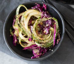 Salade croquante au concombre en spirales