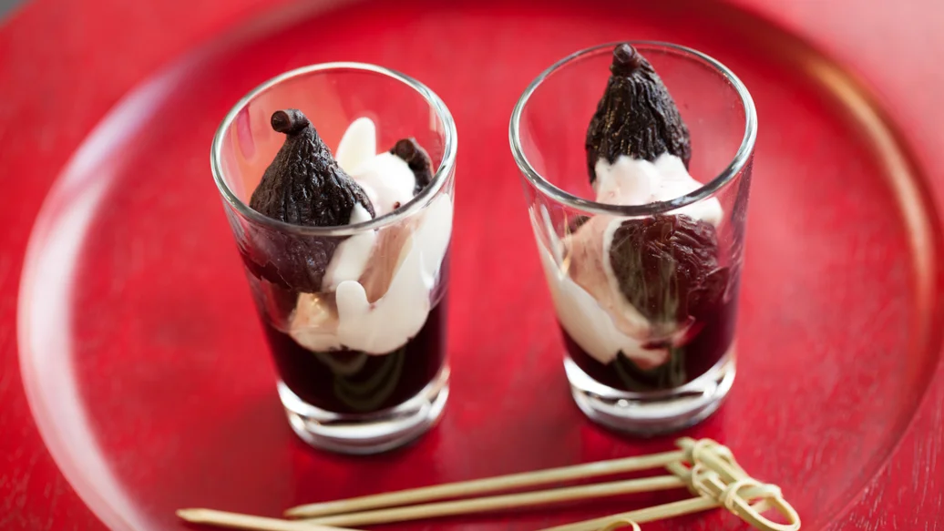 Figs Poached in Mulled Wine with Crème Fraîche