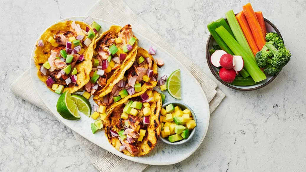 Tacos de poisson avec salsa mangue-avocat
