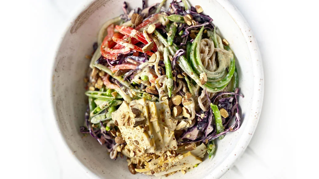 Salade de nouilles soba aux légumes et au tofu fumé