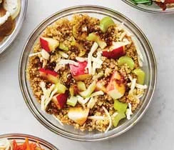 Salade de quinoa à la pomme et au cheddar fort