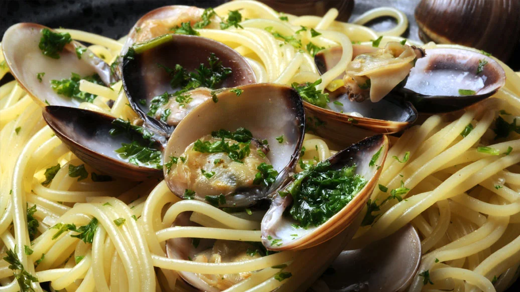Spaghettis avec sauce aux palourdes au bon goût d'ail