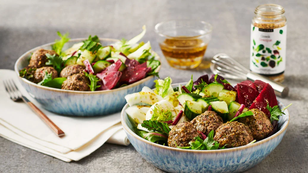 Salade-repas aux boulettes de viande méditerranéennes