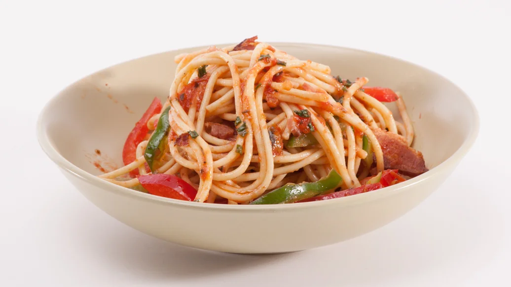 Spaghetti avec pancetta et poivrons